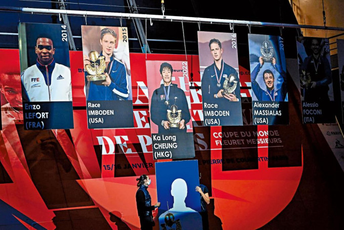 男花世盃個人賽金牌得主張家朗的捧盃肖像，獲懸掛於會場。