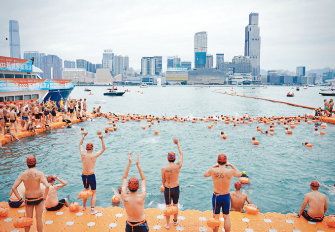 维港泳圆满举行，一千二百零三名泳手由湾仔金紫荆广场公众码头出发横越维港。