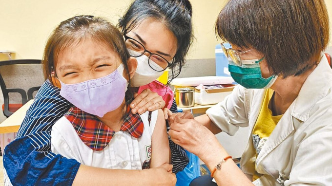台湾小学生注射流感疫苗。 中时新闻网