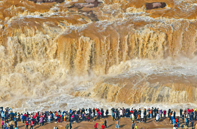 遊客在山西吉縣黃河壺口瀑布景區遊覽，壯美的瀑布引人入勝。新華社