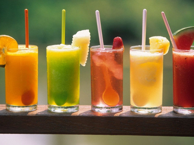 美國有研究發現，飲用過量天然果汁和飲用過量諸如汽水含糖飲料，對身體同樣有害。 網上圖片