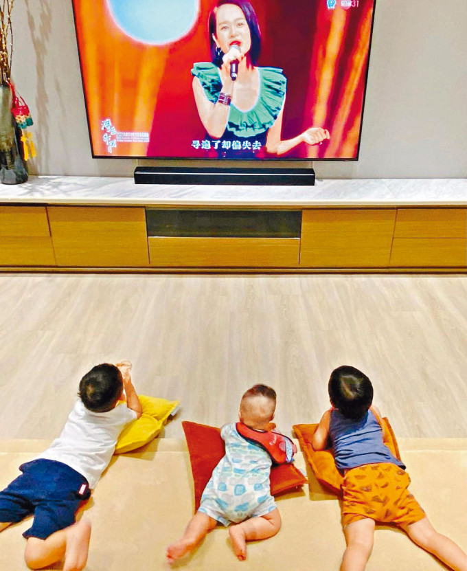 杏儿的三个儿子，透过电视机欣赏妈妈的演出。