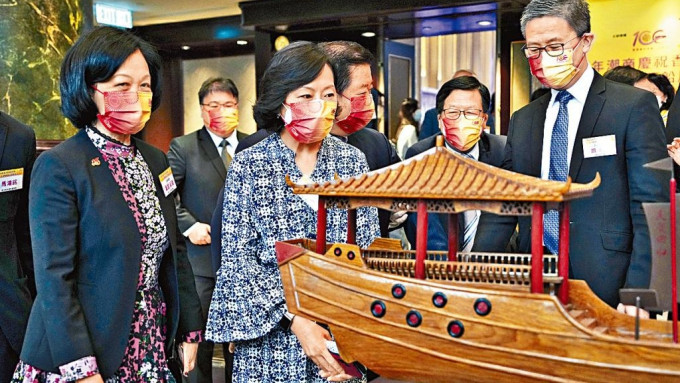 葉劉、麥美娟及蕭澤頤細看紅頭船模型。