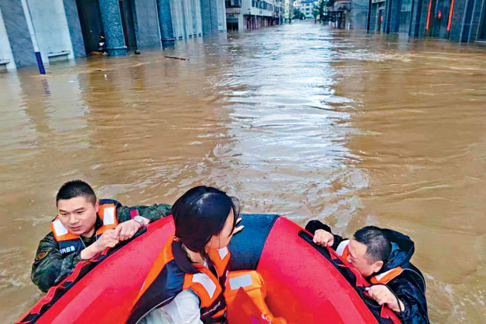 在粤北韶关，暴雨令多条街道出现水浸。