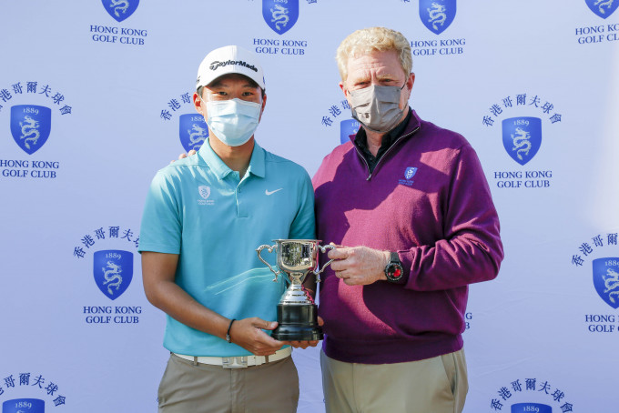 伍城锋（左）勇夺香港哥尔夫球会奬杯赛冠军。相片由公关提供