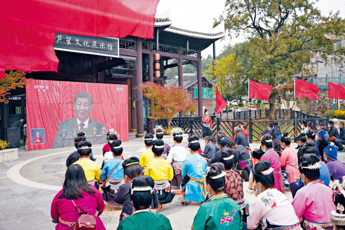 貴州省丹寨縣村民集體觀看二十大直播。
