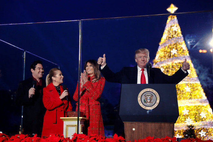 这是特朗普上任后首次主持国家圣诞树亮灯仪式。