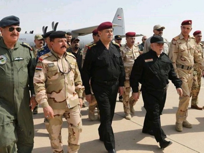伊拉克總理阿巴迪（右二）抵達摩蘇爾。網上圖片