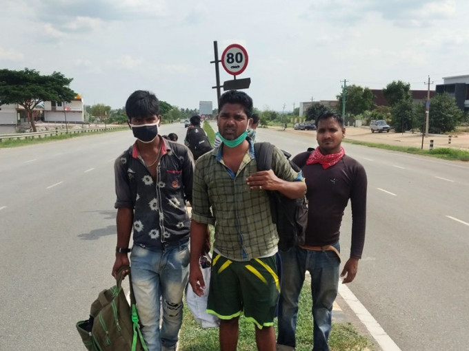Rajesh Chouhan（右）与十名同伴在10日内走了2千公里返乡。网图