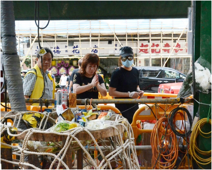 死者家屬及工友，今日再到現場路祭。