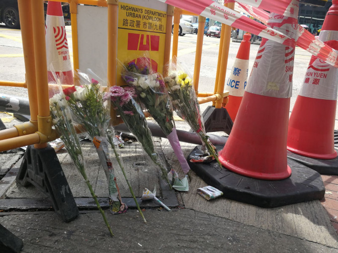 市民在意外現場獻花悼念。