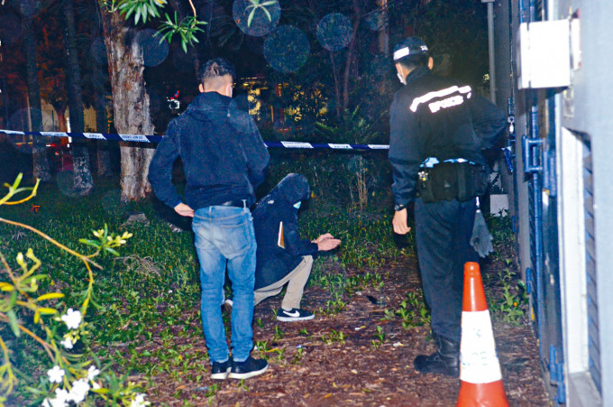 大埔警署被投擲五枚汽油彈，警方在警署外蒐證。　
