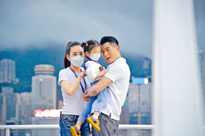 ■太太方媛帶長女到場撐城城，一家三口大方合照。
