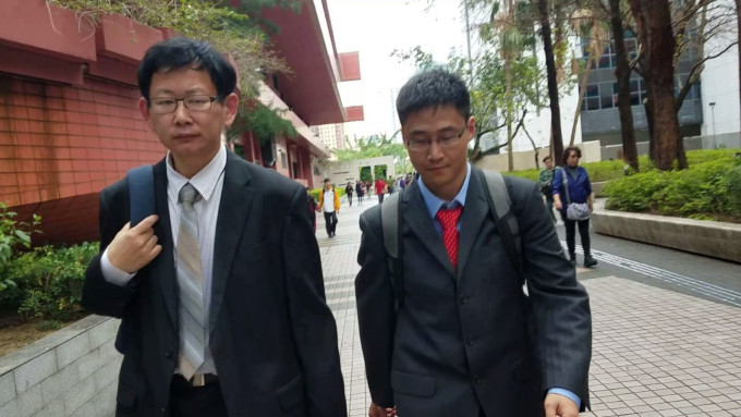两名被告张磊(右)、于如岗(左)。法庭记者摄