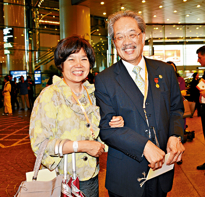 梁鳳儀及已故夫婿前立法局議員黃宜弘，被指挪用「勤+緣」7000多萬元資金。