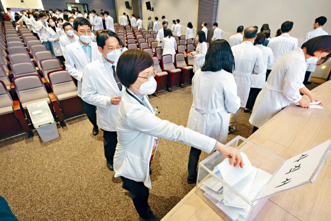 在首爾的高麗大學，醫學教授周一排隊提交辭職信。