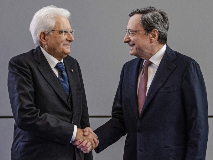 傳馬塔雷拉(左)可能會授權歐洲中央銀行前行長德拉吉(右)嘗試籌組新政府。AP圖片