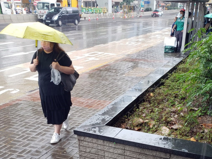 与低压槽相关的骤雨会在未来一两日持续影响华南沿岸地区。