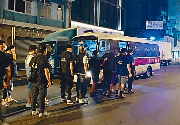 ■警方在深水埗工厦连捣两赌档，拘捕一批人士。