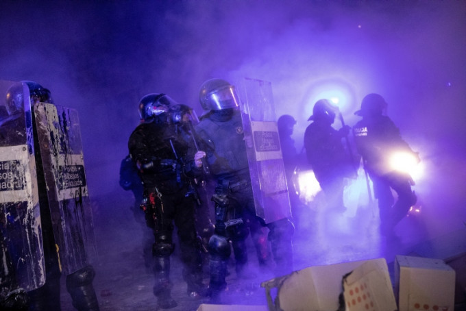 西班牙巴塞羅那警方與示威者發生衝突。AP
