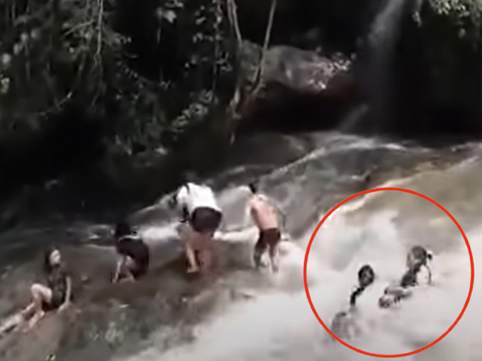 菲律賓一個瀑布突然山洪暴發，沖走3人，包括一對母女（紅圈）。 （片段截圖）