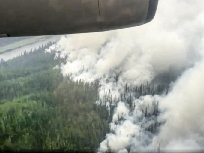 俄羅斯西伯利亞偏遠地區發生山林大火，冒出滾滾濃煙。美聯社圖片