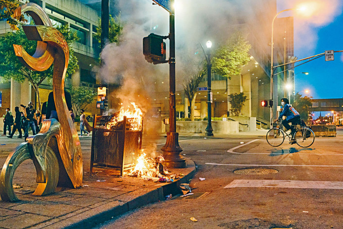 路易斯維爾市街上的垃圾箱被縱火。