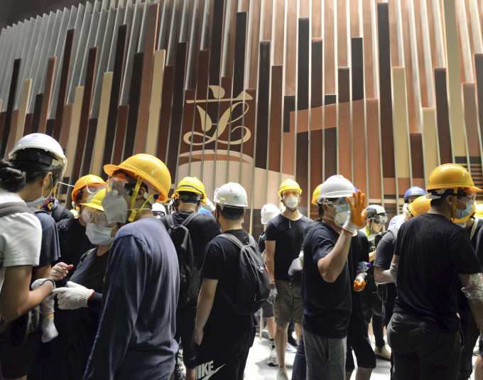 示威者於去年7月1日一度強行進入立法會綜合大樓。資料圖片
