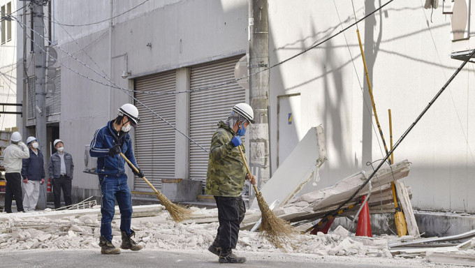 日本官房长官更正地震致死人数为1人。AP