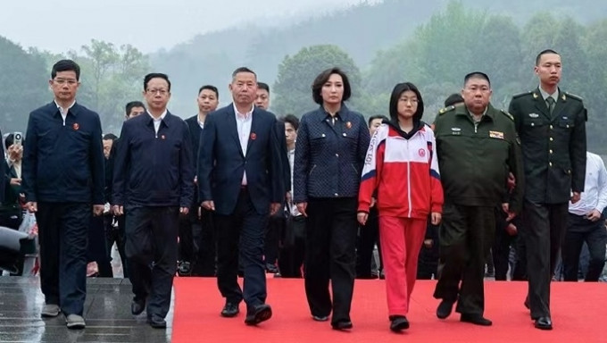 Mao Zedong's Grandson Mao Xinyu Brings Family to Worship Ancestors in ...