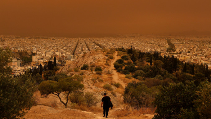 北非沙尘暴笼罩，雅典变橙色。 路透社