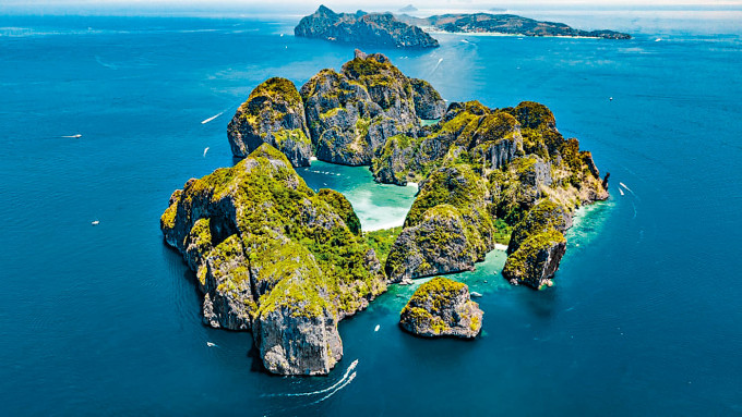 瑪雅灣位於泰國南部甲米府外海的小披披島上。