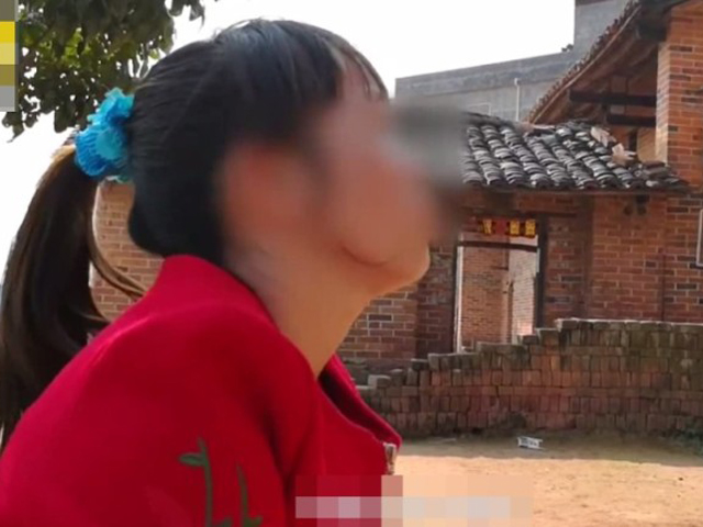 女童的妈妈指，事件令女儿留有阴影，「叫她上学都在哭」。 网上图片