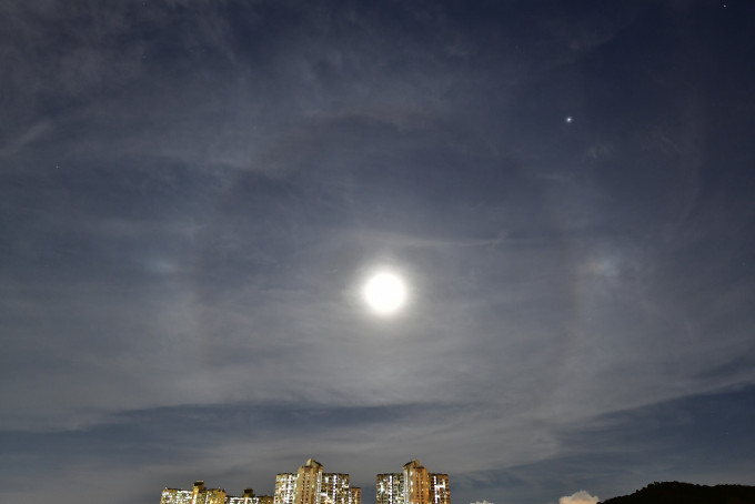 市民Cy Lee大埔拍攝月華、月暈、幻月。天文台FB