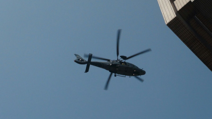 飛行服務隊接報派出直升機到場，把女事主救起。