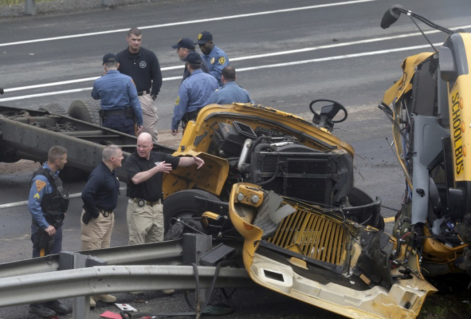 校車與垃圾卡車相撞意外，造成兩人死亡，另外44人受傷。美聯社