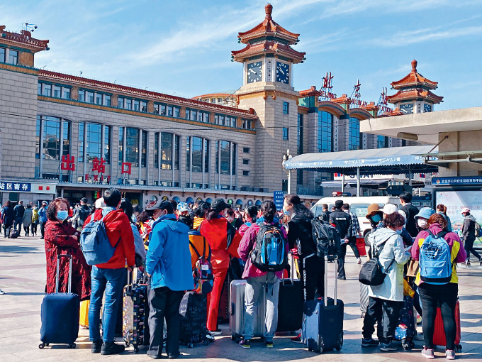 ■北京火车站前昨日有大批拎着行李的旅客。