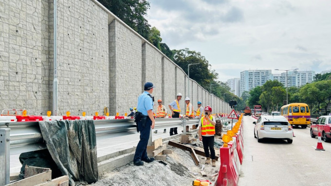 一名男子疑由高处堕到工地路面。蔡楚辉摄