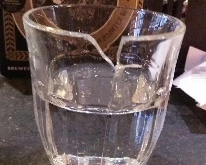 涉事水杯的杯边位置崩缺。事主提供