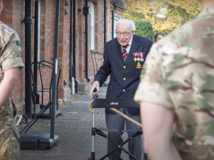 英99歲二戰老兵翻唱名曲募款助醫護，登排行榜冠軍，成為史上最年長冠軍得主。(網圖)