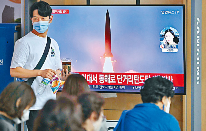 首爾有火車站大電視播放北韓試射導彈的資料片段。