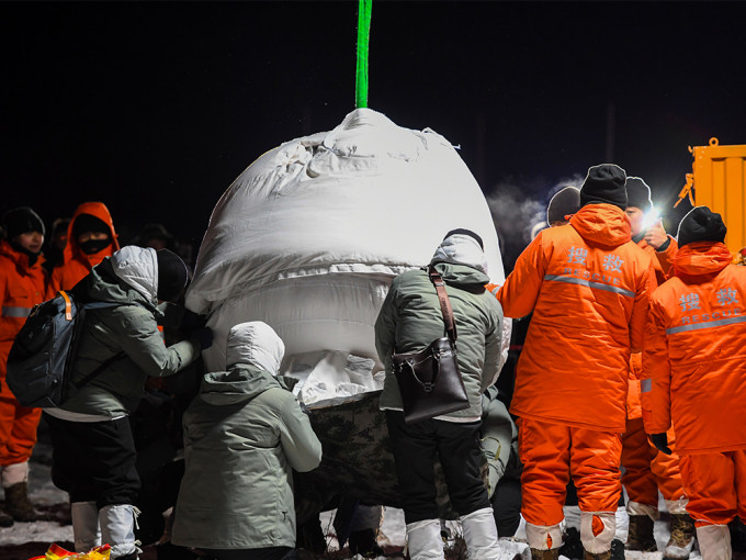 嫦娥五號今日1時59分，在內蒙古四子王旗預定區域安全著陸。新華圖片