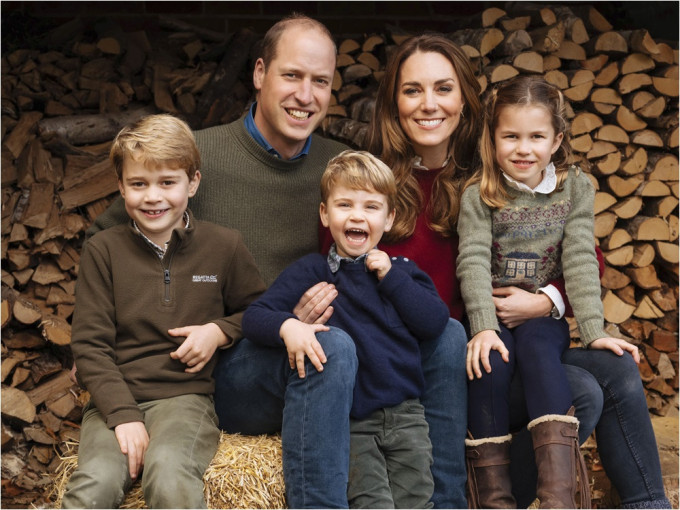 威廉王子公開一家五口官方聖誕卡照片。AP圖片