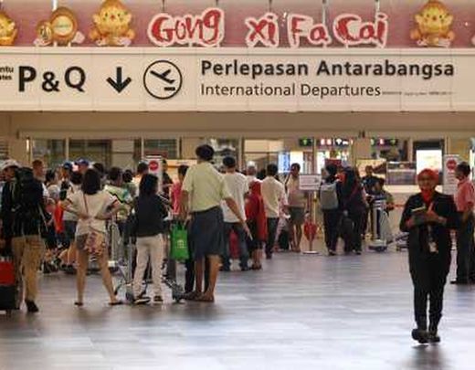 吉坡隆国际机场加强为旅客进行安检。AP
