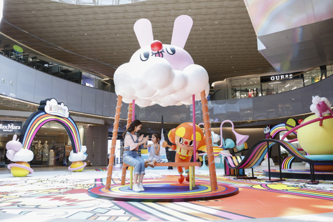 东荟城名店仓联乘本地艺术家Messy Desk星球云家族打造出走夏日游乐园。