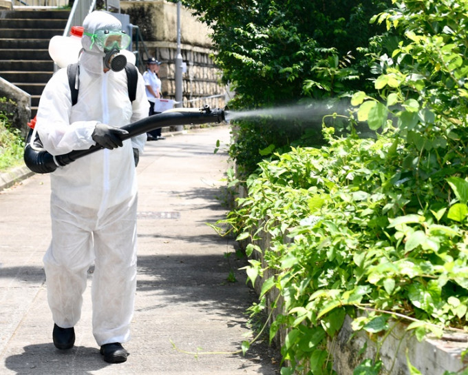 穿上防护衣的食环署人员喷洒灭蚊剂。资料图片