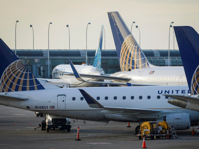 联合航空和达美航空周五和周六分别取消200多班航班。REUTERS