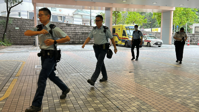 警员到医院了解事件。刘汉权摄
