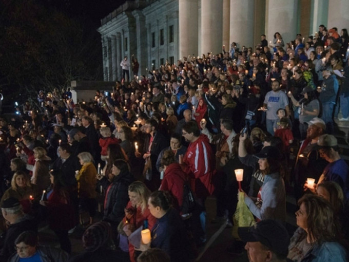 教職員們與支持者上周日晚上聚集在西維吉尼亞州首府查爾斯頓（Charleston）舉行燭光晚會抗議。 （AP）