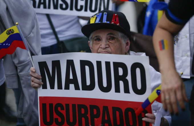 數以百計群眾響應推翻總統馬杜羅。　AP圖片